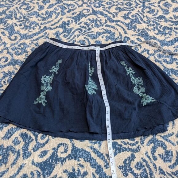 Garnet Hill summer skirt flowy size med navy with teal designs - Picture 7 of 8